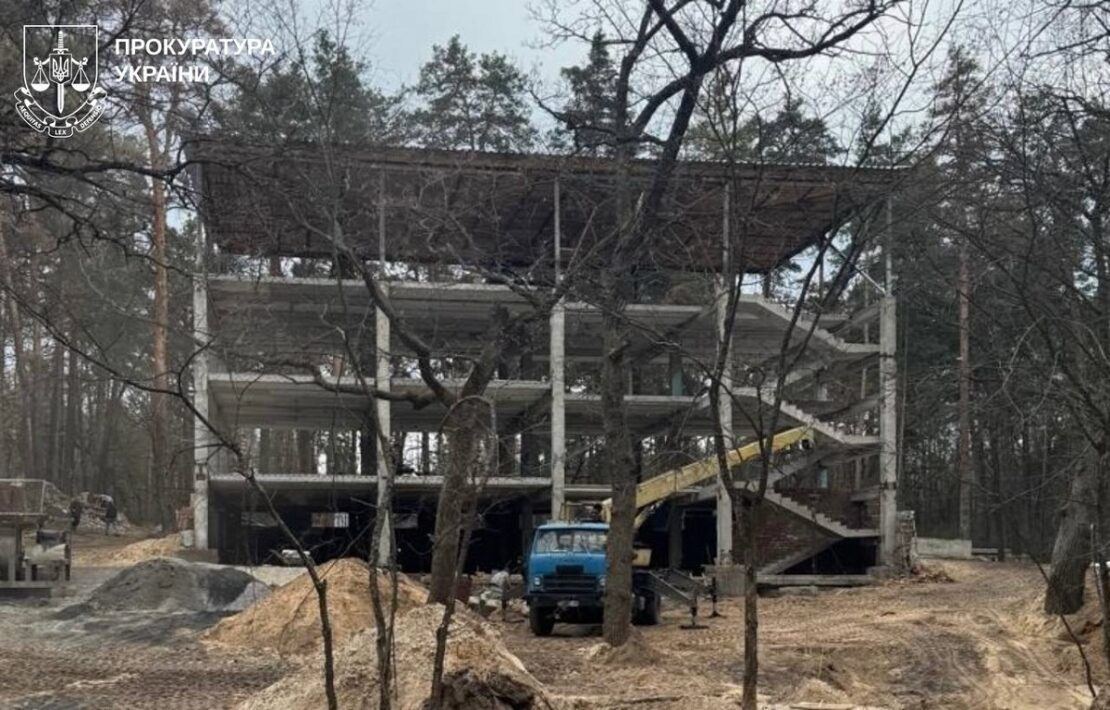 Харків’янин самовільно звів готель у лісі