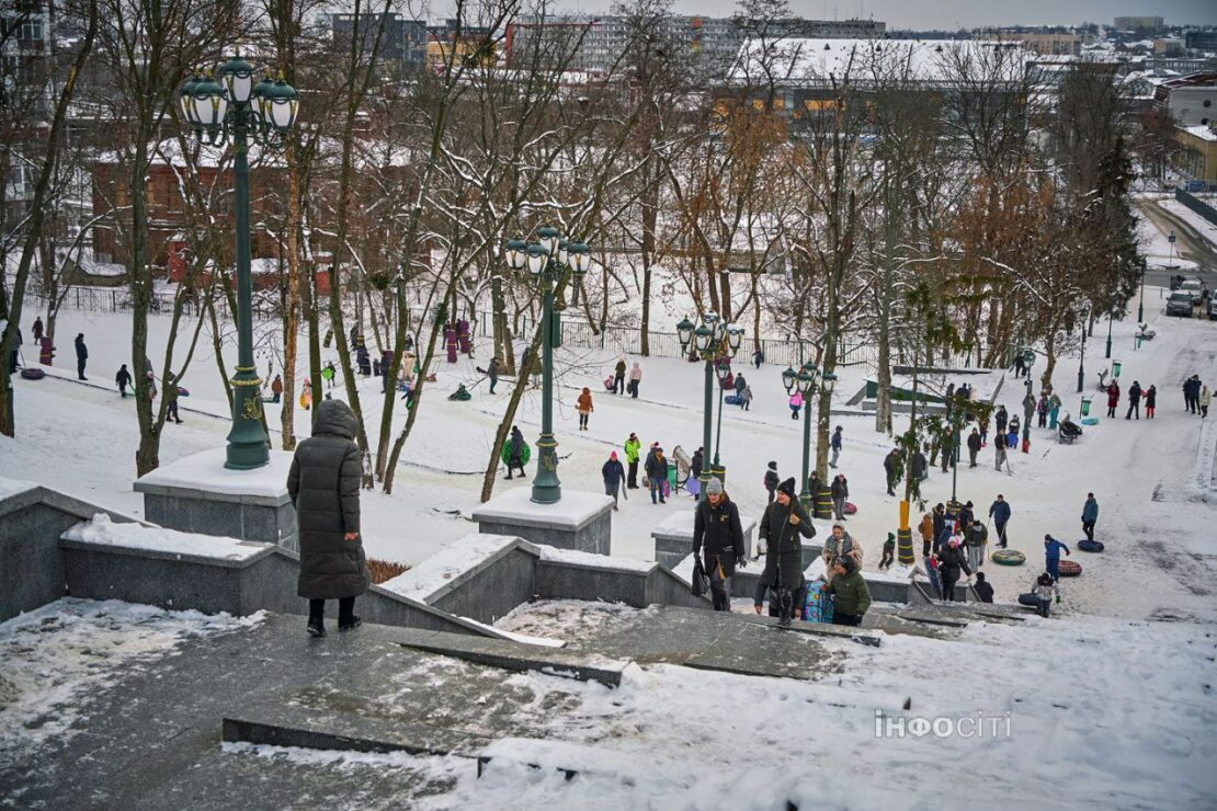 Снігова гірка в саду Шевченка у Харкові (фото)