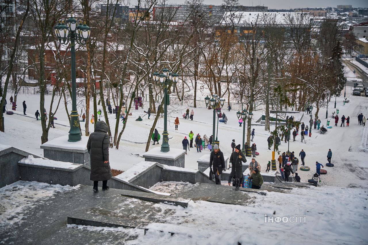 Снігова гірка в саду Шевченка у Харкові (фото)