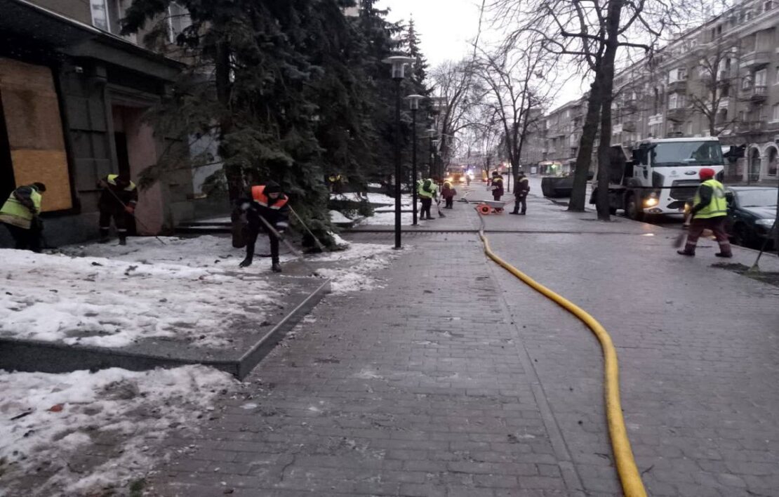 У Харкові усувають наслідки ворожої атаки (фото)