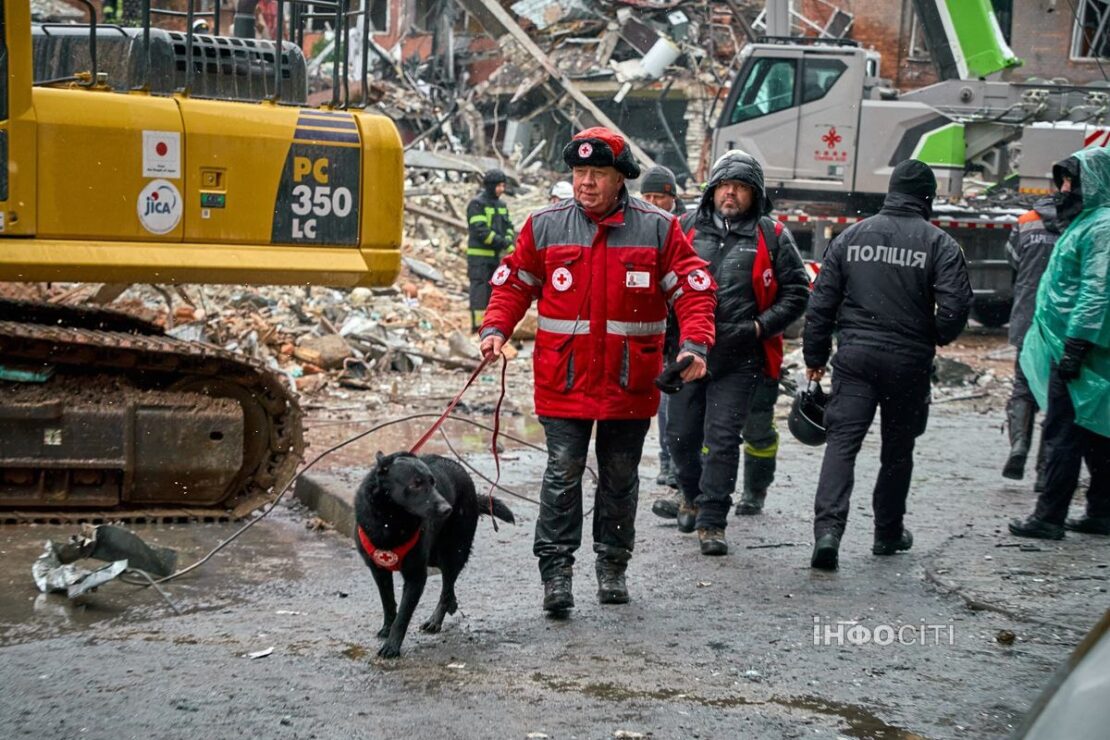 На місці удару у Харкові продовжують шукати людей