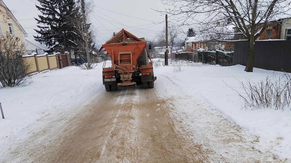 У Харкові ожеледиця: комунальники обробляють дороги та вулиці