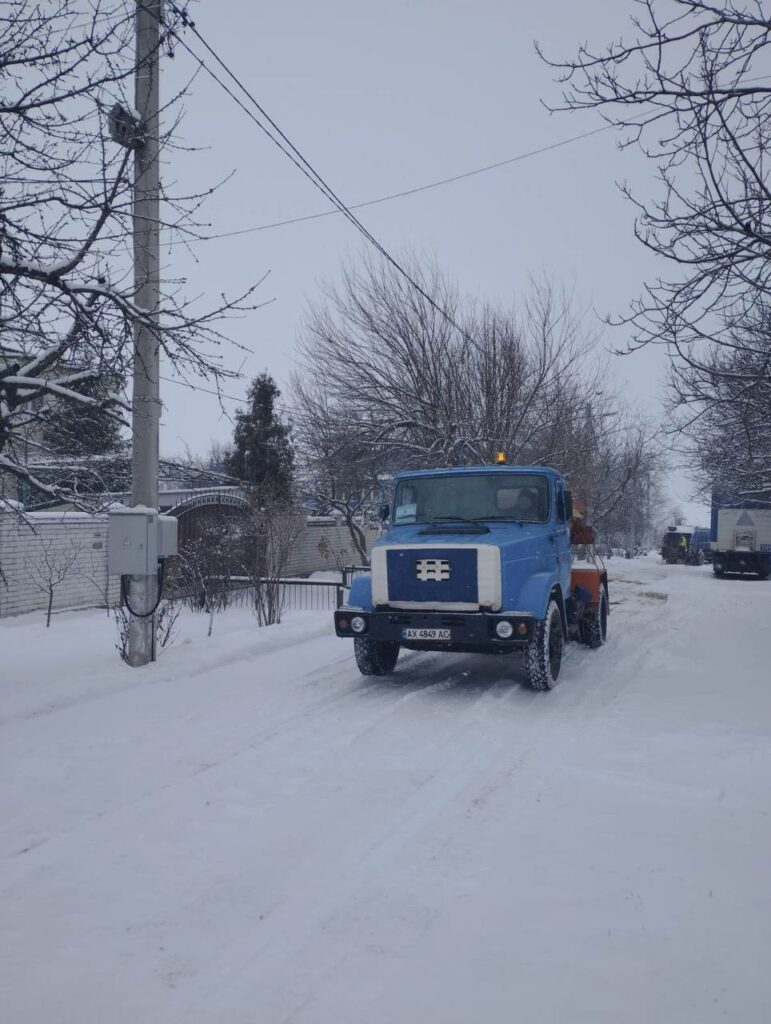 У Харкові ожеледиця: комунальники обробляють дороги та вулиці