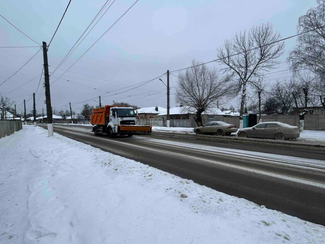 У Харкові ожеледиця: комунальники обробляють дороги та вулиці