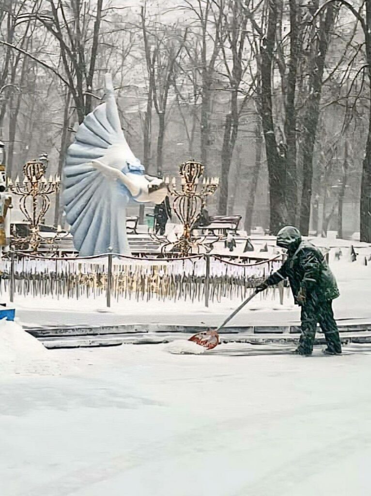 У Харкові комунальники усувають наслідки вчорашнього снігопаду