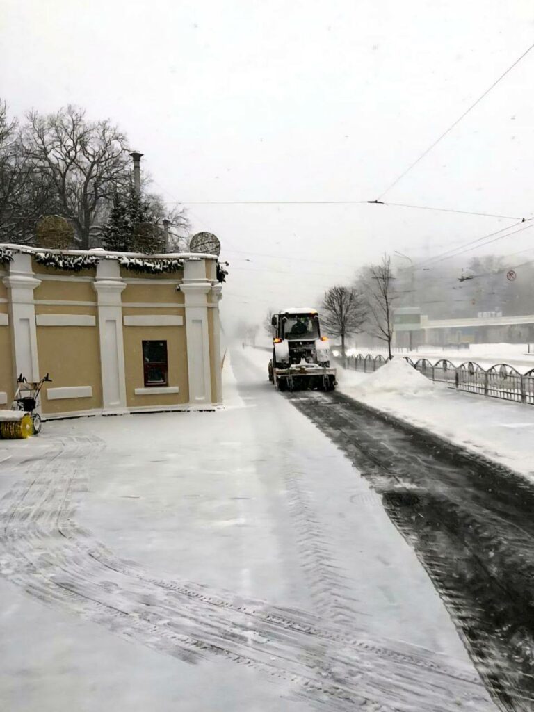 У Харкові комунальники усувають наслідки вчорашнього снігопаду