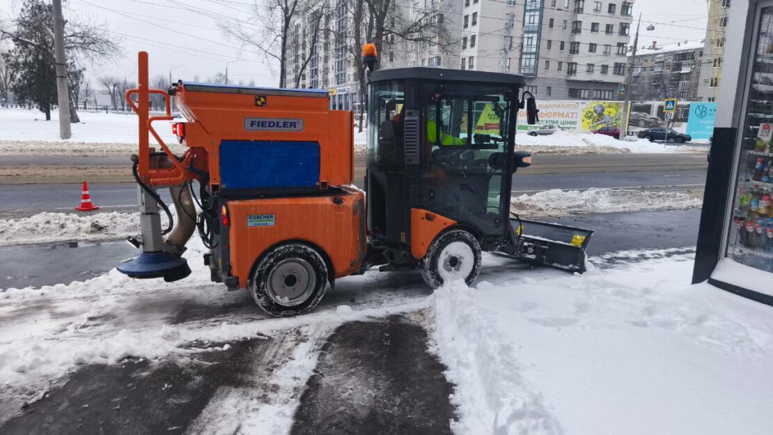 У Харкові комунальники усувають наслідки вчорашнього снігопаду