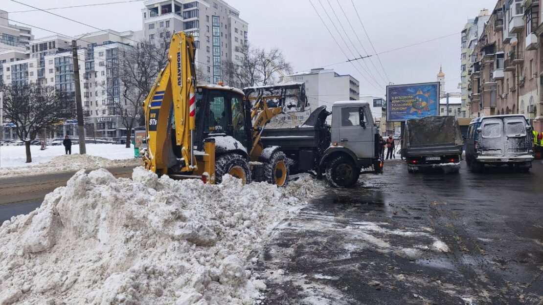 У Харкові комунальники усувають наслідки вчорашнього снігопаду