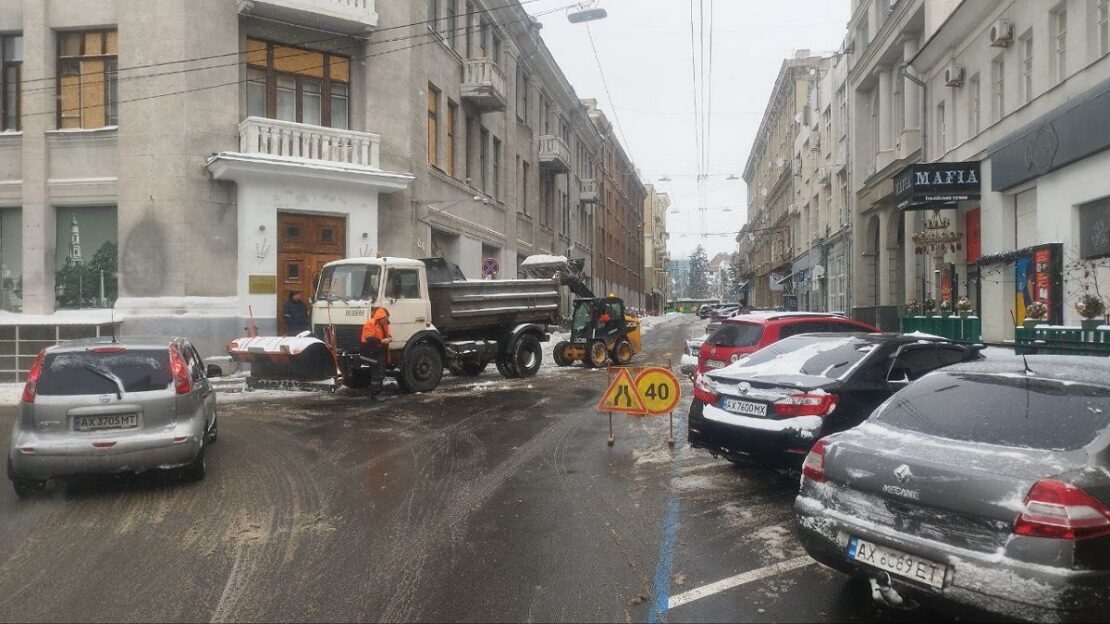 Комунальники продовжують прибирати сніг на вулицях Харкова (фото)