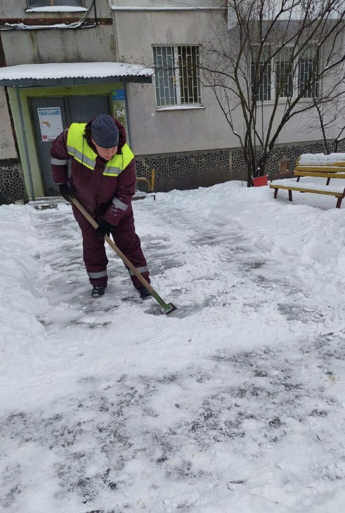 Комунальники продовжують прибирати сніг на вулицях Харкова (фото)