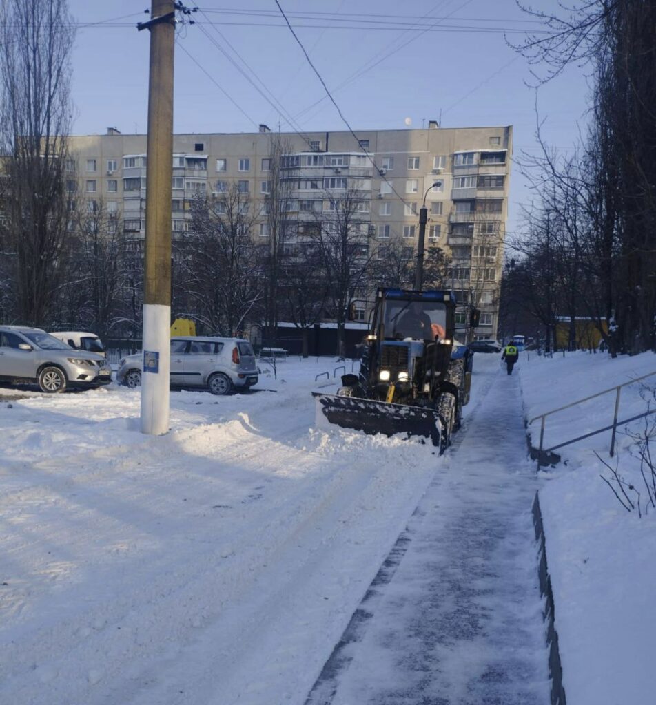 Комунальники продовжують прибирати сніг на вулицях Харкова (фото)