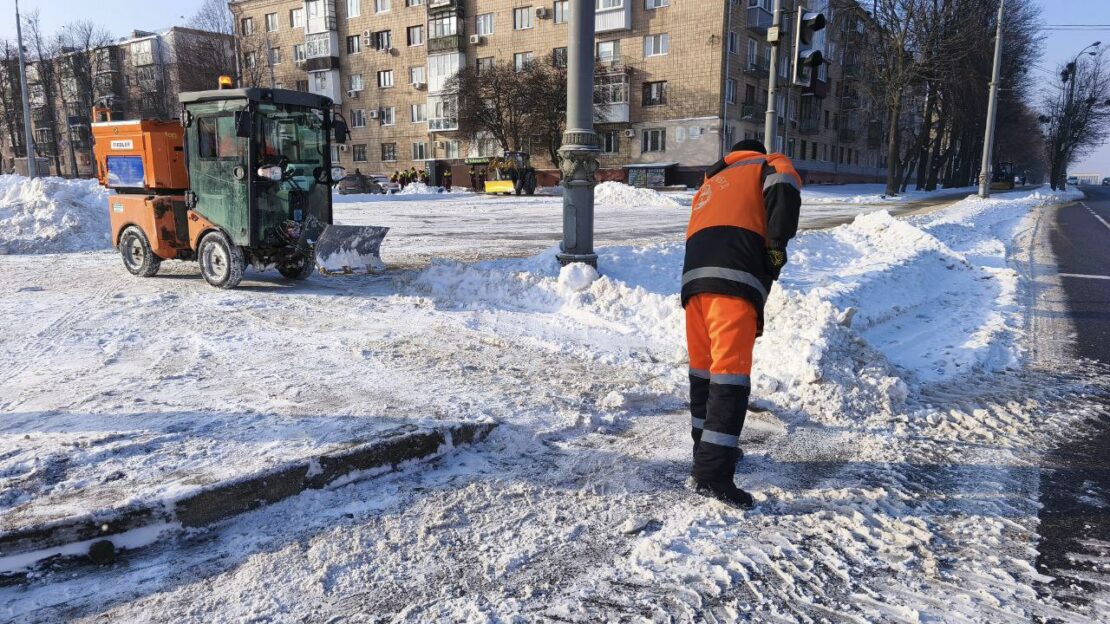 За тиждень з Харкова вивезли понад 10 тисяч кубометрів снігу (фото)