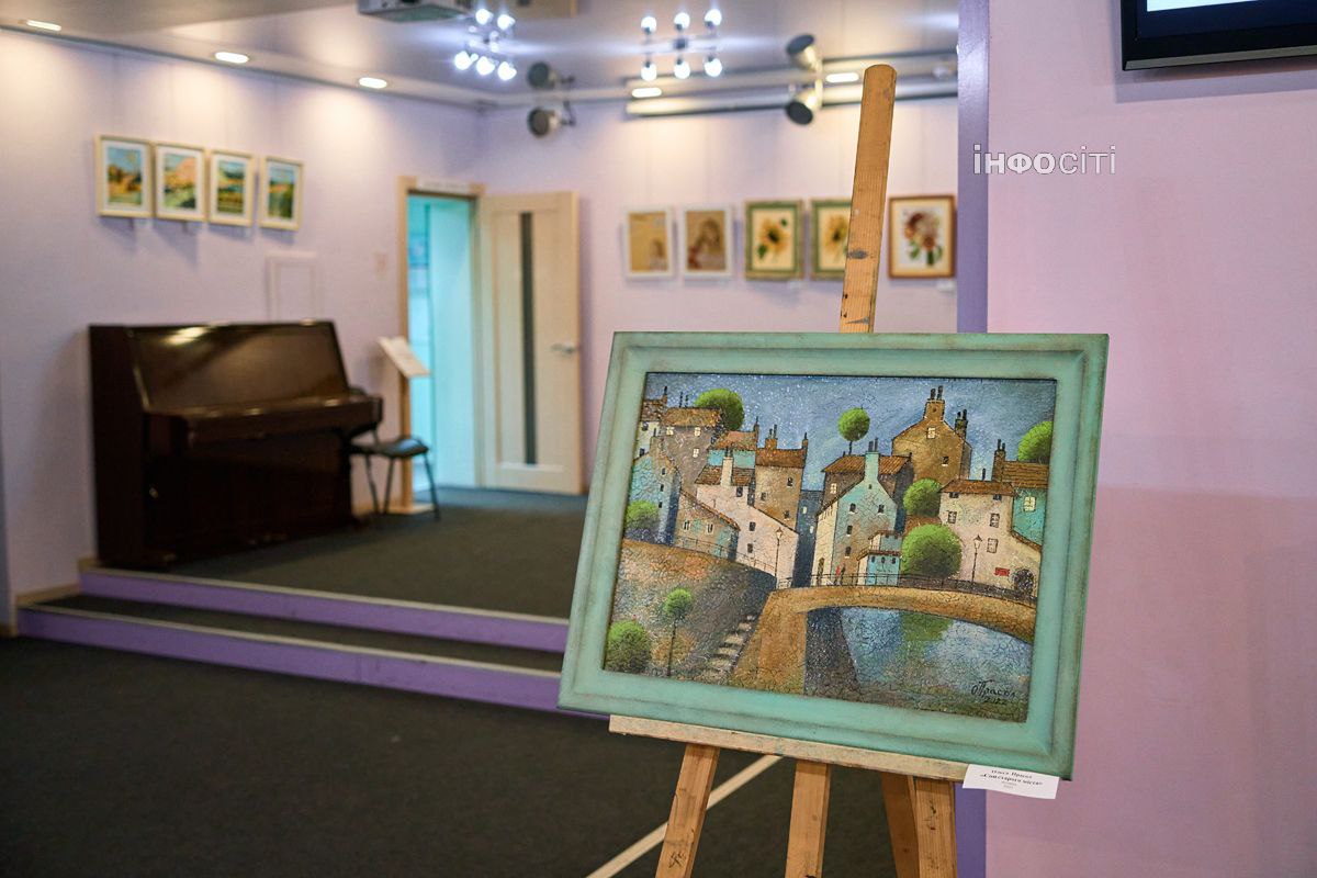 У Харкові триває художня виставка «Повертаючи колір» (фото)