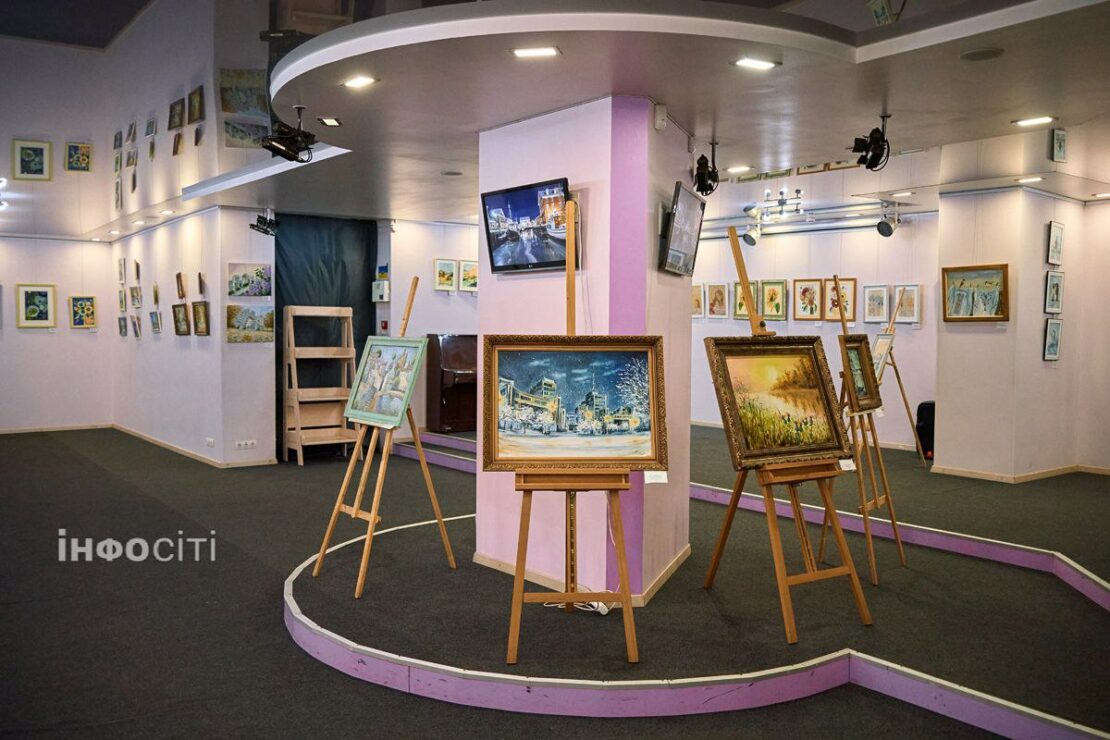 У Харкові триває художня виставка «Повертаючи колір» (фото)