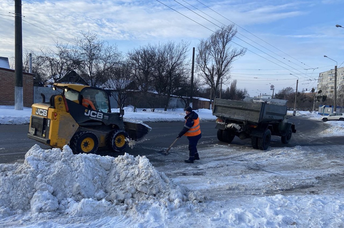 У Харкові продовжують активно прибирати та вивозити сніг