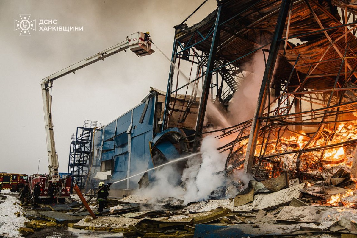 Росіяни ракетами зруйнували склад у передмісті Харкова