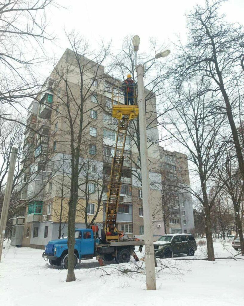 У Харкові впорядковують вуличне освітлення (фото)