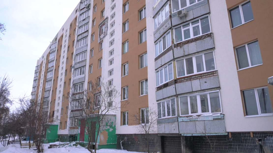 Салтівський район. Багатоповерхівка, що зазнала серйозних руйнувань в процесі відбудови