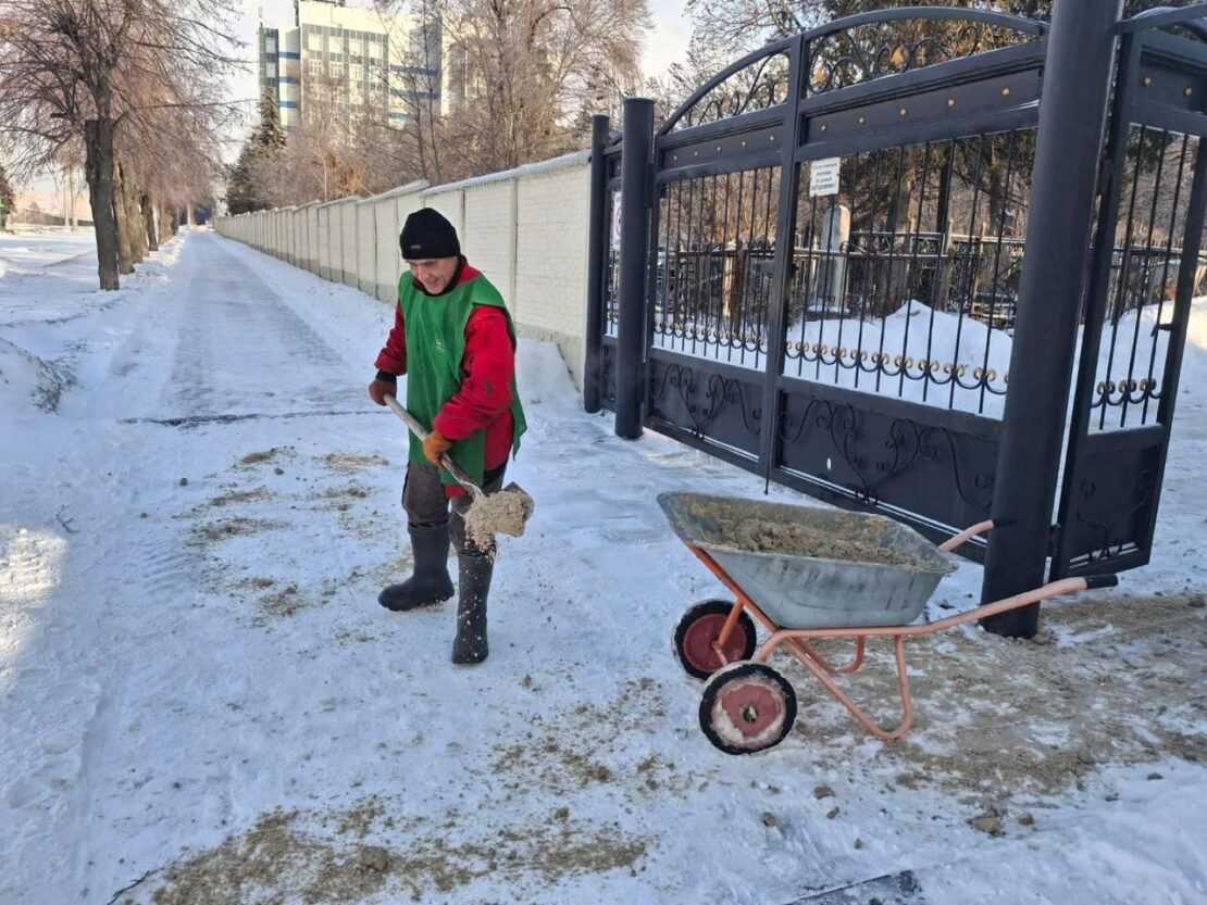 Комунальники наводять лад на кладовищах Харкова (фото)