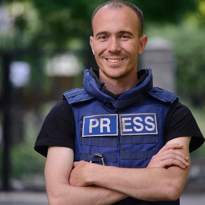 Рятували людей після обстрілів: Зеленський відзначив військового та воєнкора