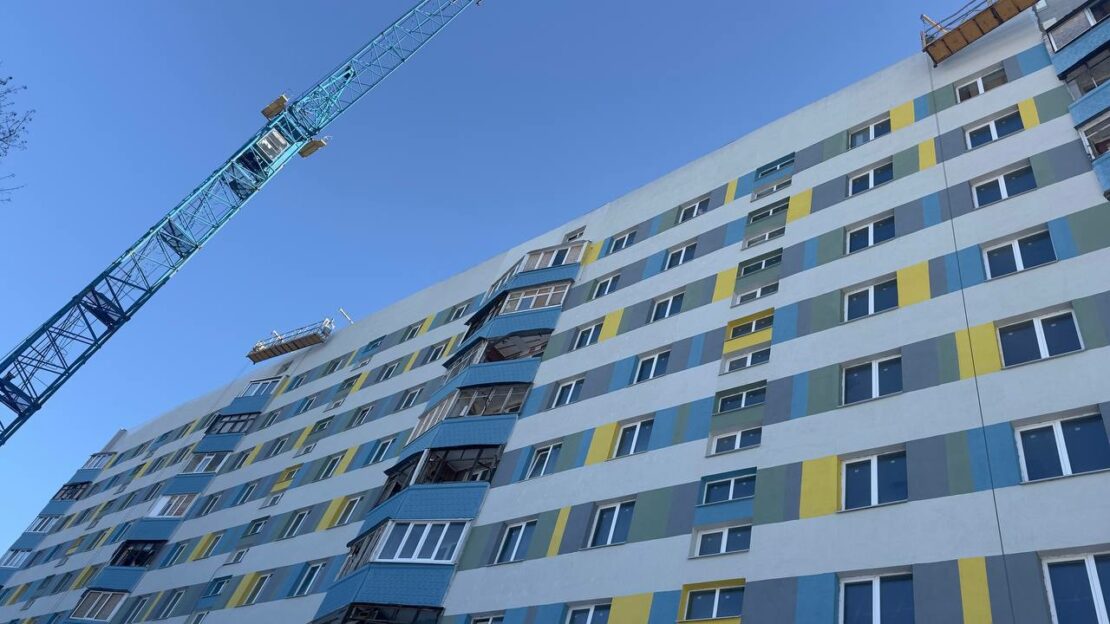 У Харкові відновлюють пошкоджені обстрілами будинки