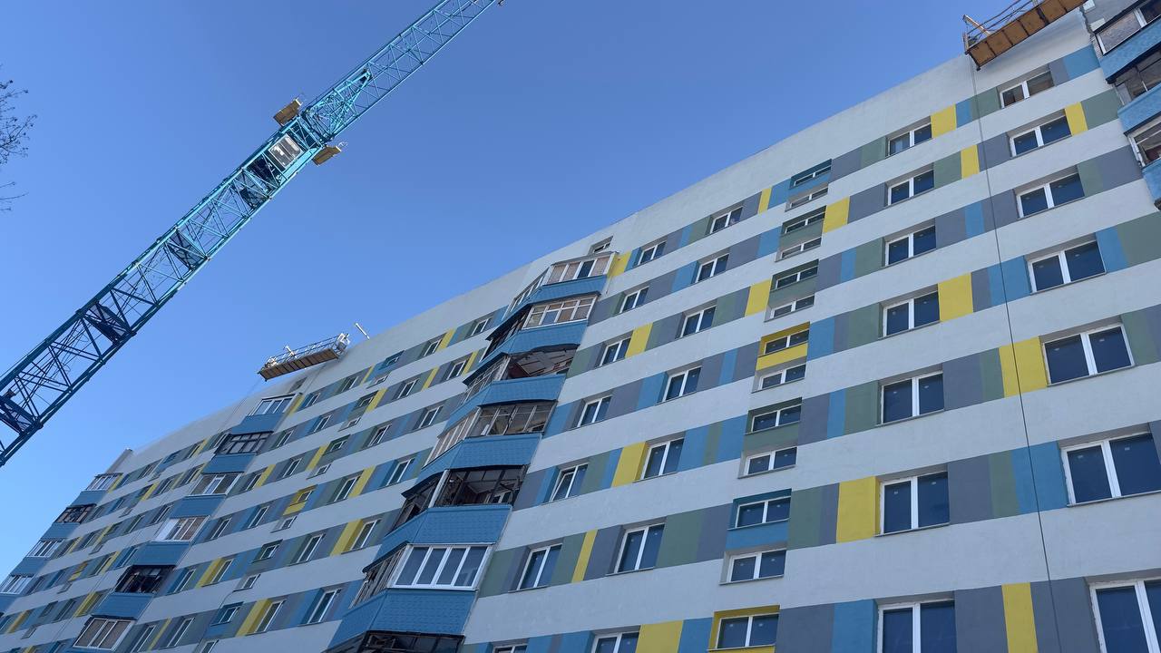 У Харкові відновлюють пошкоджені обстрілами будинки