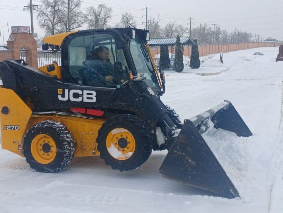 Комунальники наводять лад на кладовищах Харкова (фото)