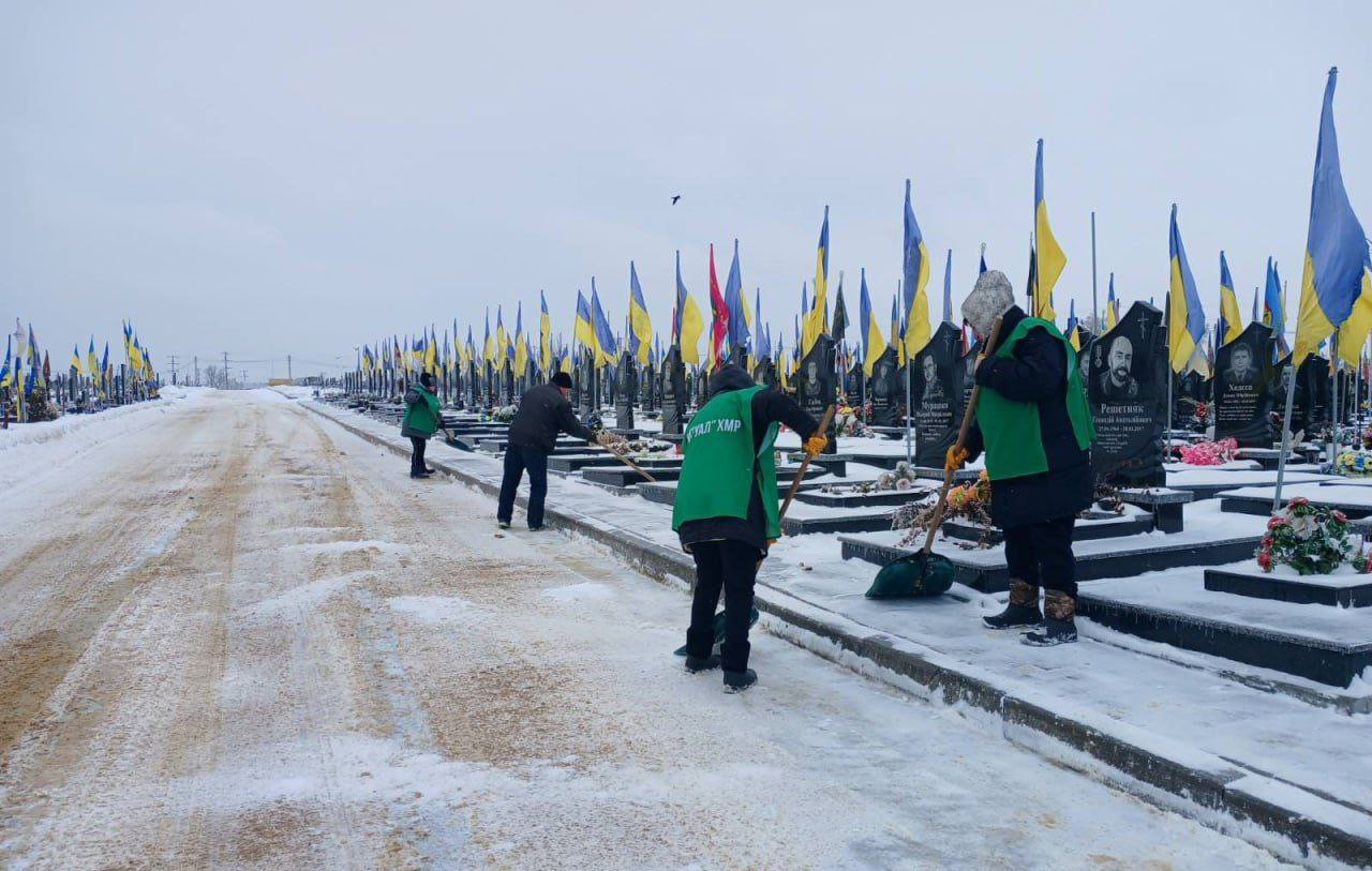 На кладовищах Харкова продовжують наводити лад