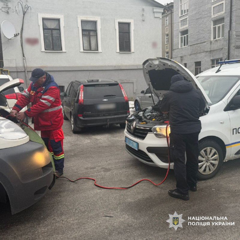 Харківські поліцейські допомогли медикам дістатися до пацієнта (фото)