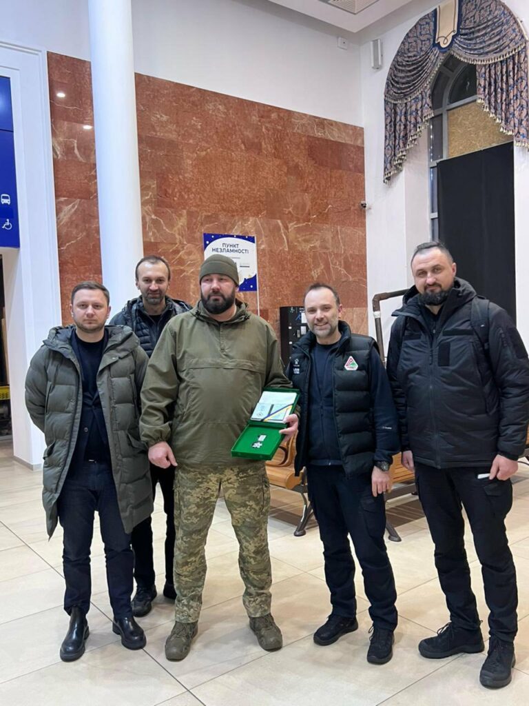 Рятували людей після обстрілів: Зеленський відзначив військового та воєнкора