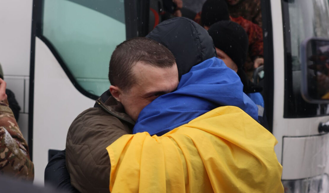 З російського полону повернулися 157 військових та цивільних (фото)