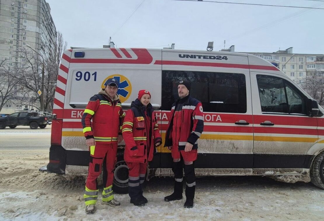 На Харківщині медики “швидкої” врятували життя двох людей