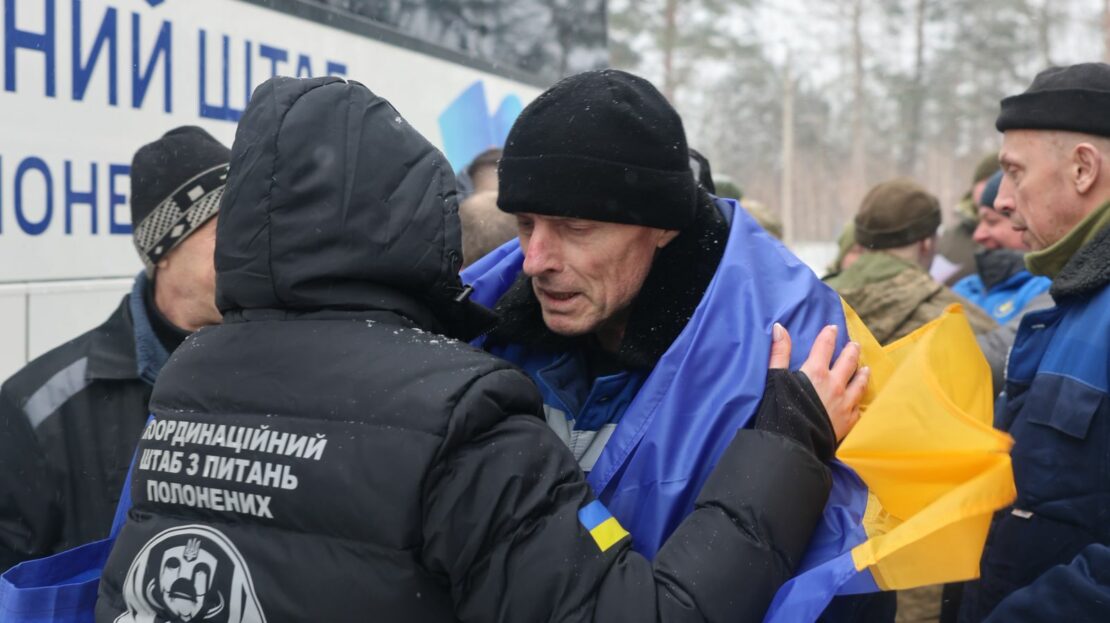 З російського полону повернулися 157 військових та цивільних (фото)