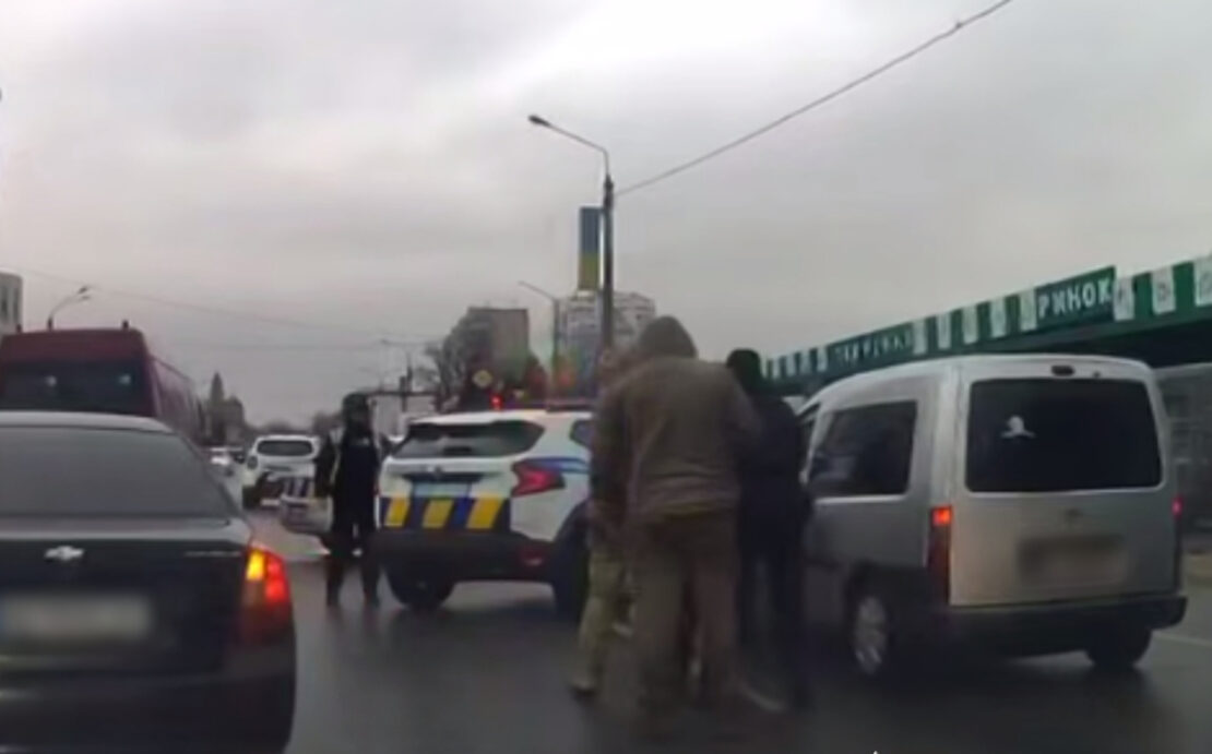 На Харківщині водій тікав від ТЦК та наїхав на поліцейську (відео)