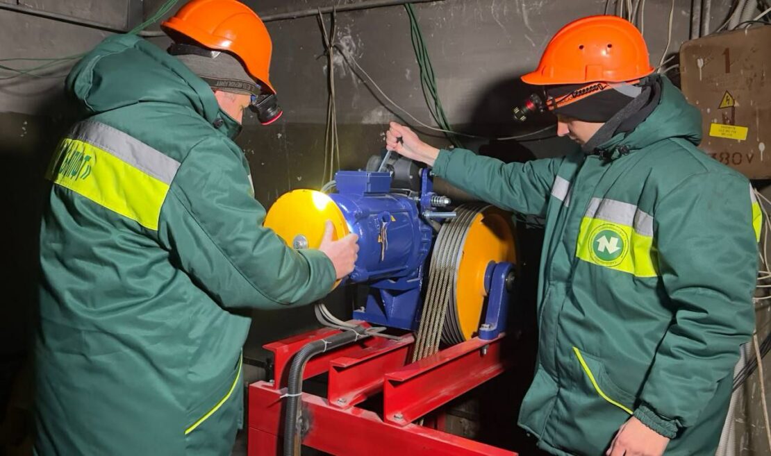 У Харкові відновлюють пошкоджену багатоповерхівку (фото)