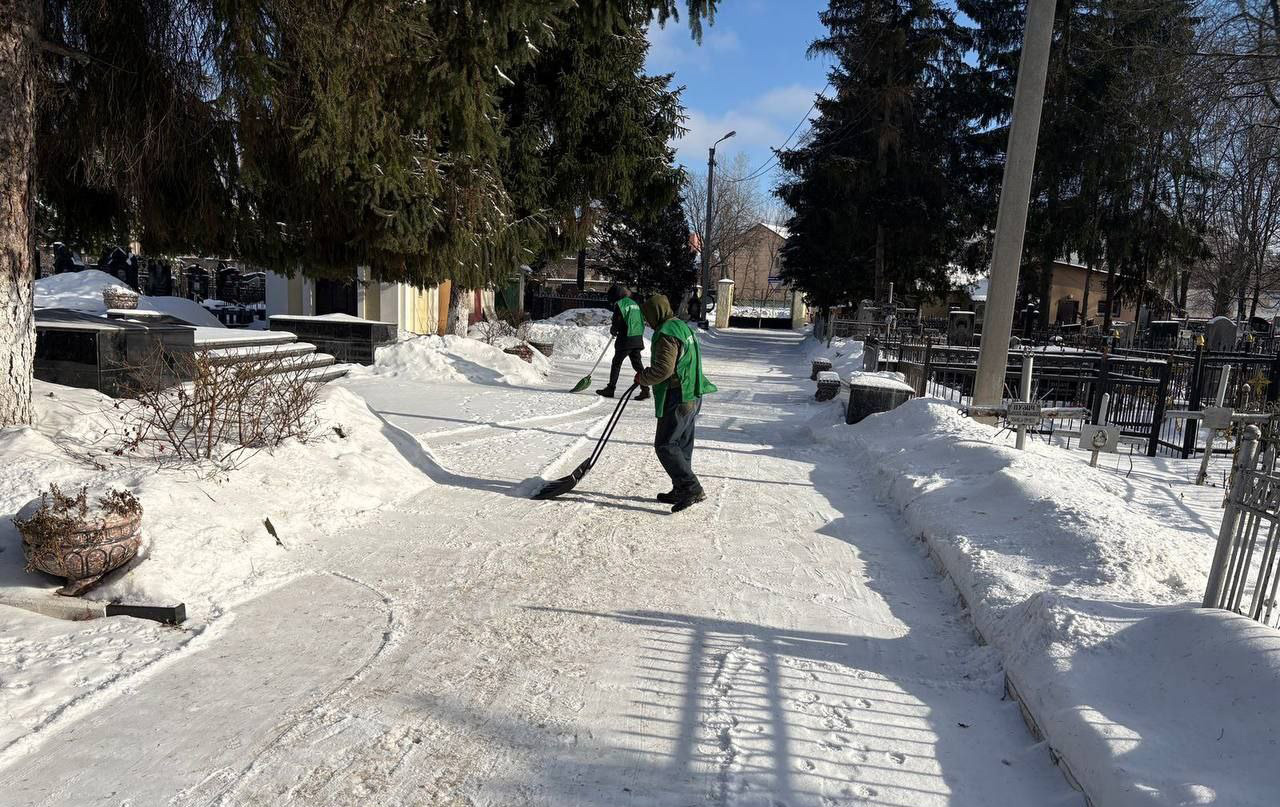 З кладовищ Харкова вивезли 32 кубометри сміття