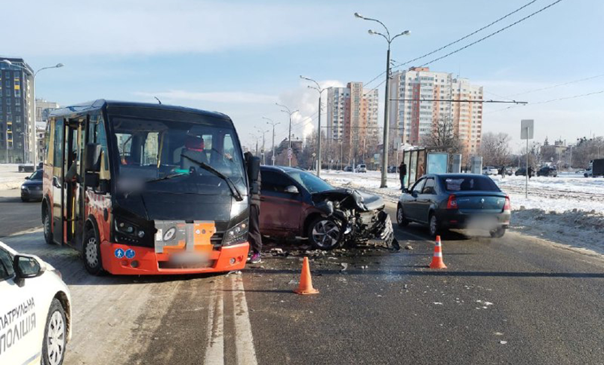У Харкові сталася ДТП з пасажирським автобусом