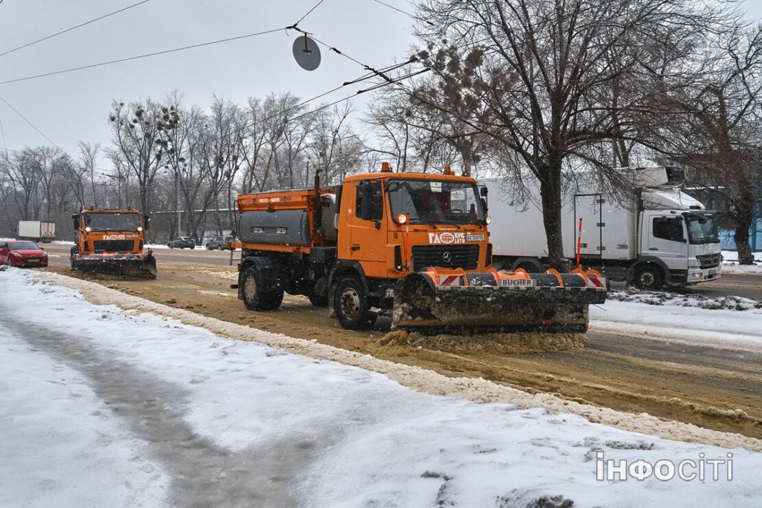 У Харкові прибирають наслідки негоди - фото