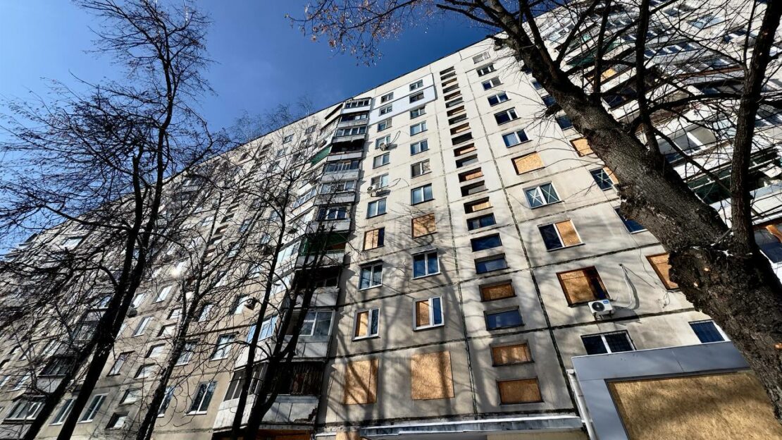 У Харкові відновлюють пошкоджений обстрілами будинок 