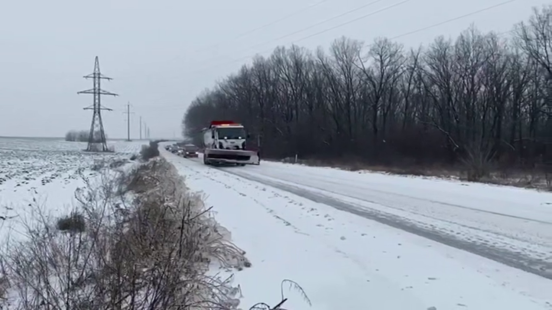 Аномальна погода на Харківщині: дорожники працюють у посиленому режимі