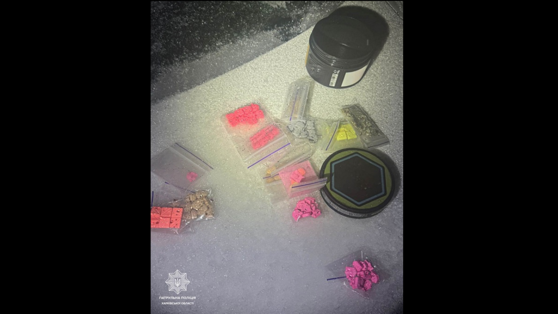 У Харкові на Вернадського патрульні затримали ймовірну закладницю наркотиків
