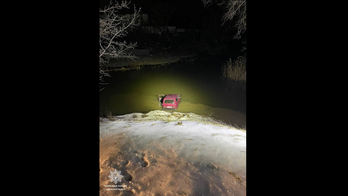 У Харкові водій ВАЗу утопив авто у водоймі