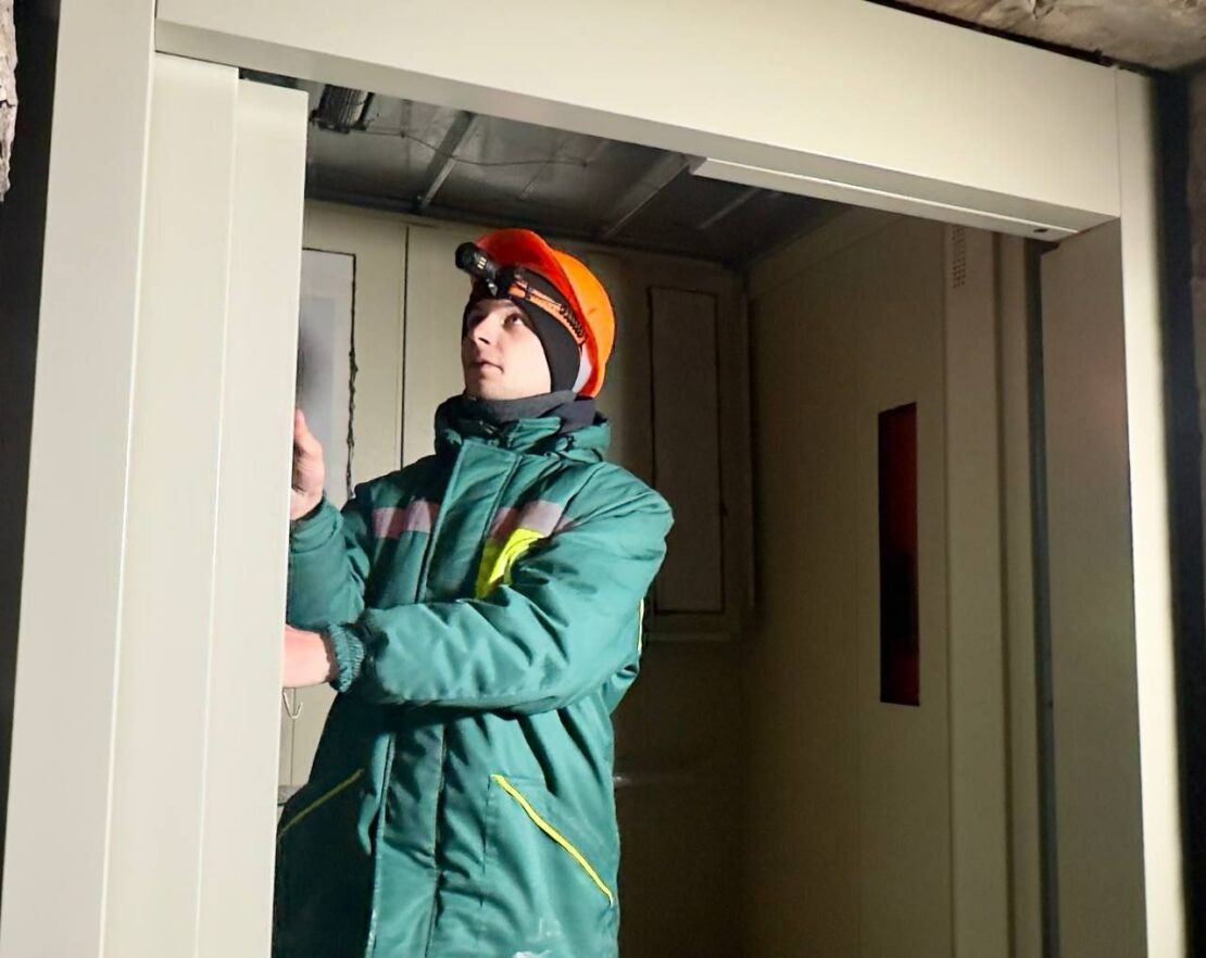 У Харкові відновлюють пошкоджену багатоповерхівку (фото)