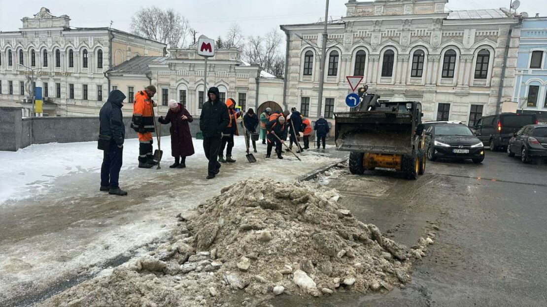 Комунальники наводять лад на вулицях Харкова