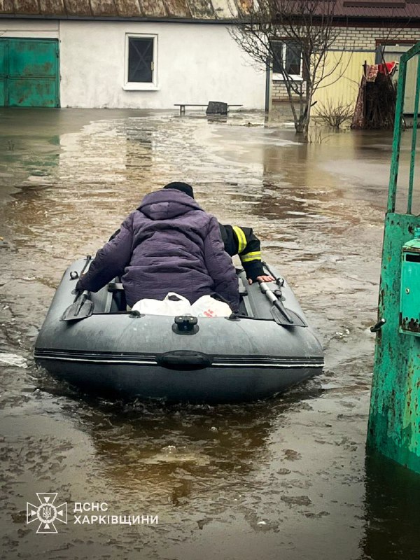 У Харківському районі евакуювали родину з підтопленого будинку (фото)
