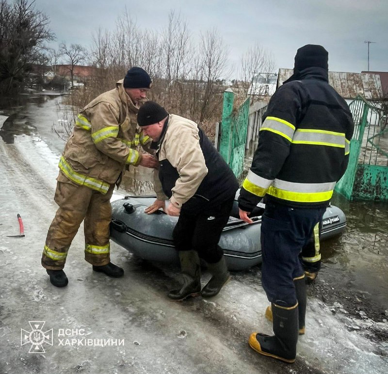 У Харківському районі евакуювали родину з підтопленого будинку (фото)