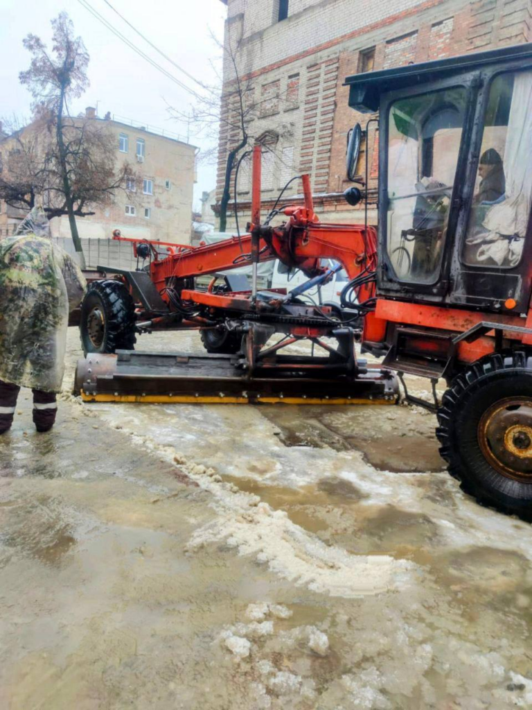 У Харкові комунальники усувають наслідки відлиги (фото)