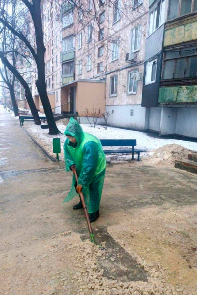 У Харкові комунальники усувають наслідки відлиги (фото)