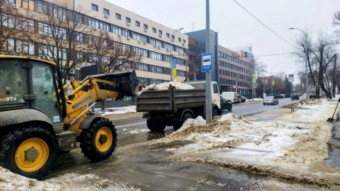 У Харкові комунальники усувають наслідки відлиги (фото)