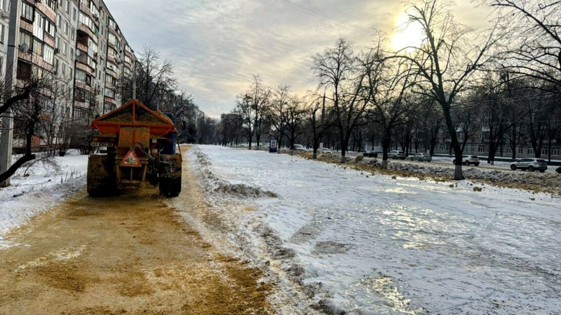 Ожеледиця в Харкові: триває активна робота з прибирання міста